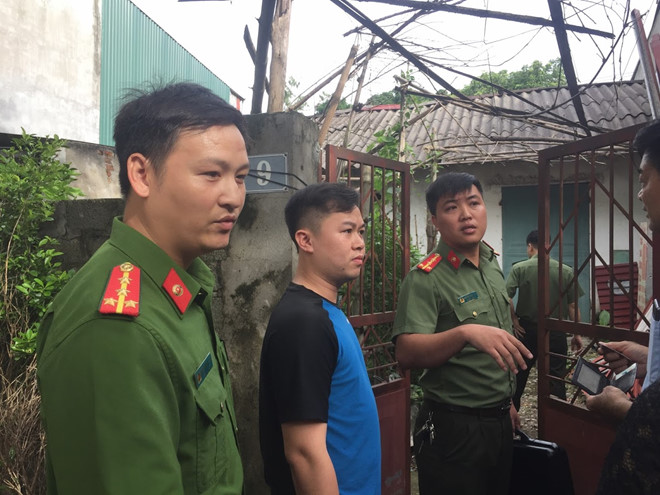 Các cán bộ của Cơ quan An ninh điều tra Bộ Công an thực hiện lệnh khám chỗ ở của ông Nguyễn Khắc Tuấn (Sở GD-ĐT Hòa Bình), người tham gia sửa bài thi, tháng 8.2018