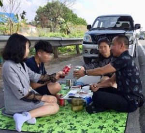 Gia đình anh Việt dừng xe ăn uống, livestream trên Facebook