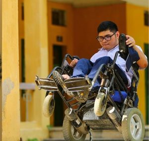Đặng Văn Hanh - một học sinh ở Hà Nội, dù bị liệt nửa người từ  nhỏ, nhưng đã nỗ lực để thi đỗ và học 2 trường đại học.