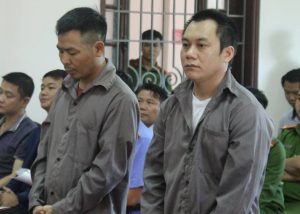 Ngô Văn Sơn (trái) và Lê Ngọc Hoàng tại phiên tòa ngày 2/11