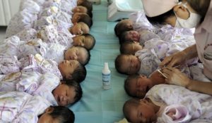 Trẻ sơ sinh được tiêm vắc xin tại một bệnh viện ở Trung Quốc