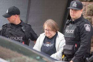 Elizabeth Wettlaufer bị cảnh sát bắt giữ vào năm 2017.