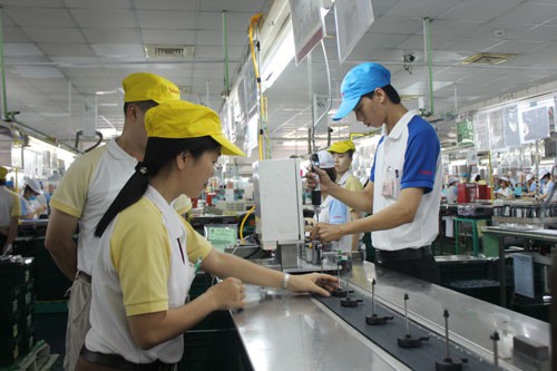 Cán bộ Công đoàn (bìa trái) Công ty TNHH Điện cơ Solen Việt Nam - KCX Tân Thuận, TP HCM thăm hỏi tình hình việc làm và thu nhập của đoàn viên